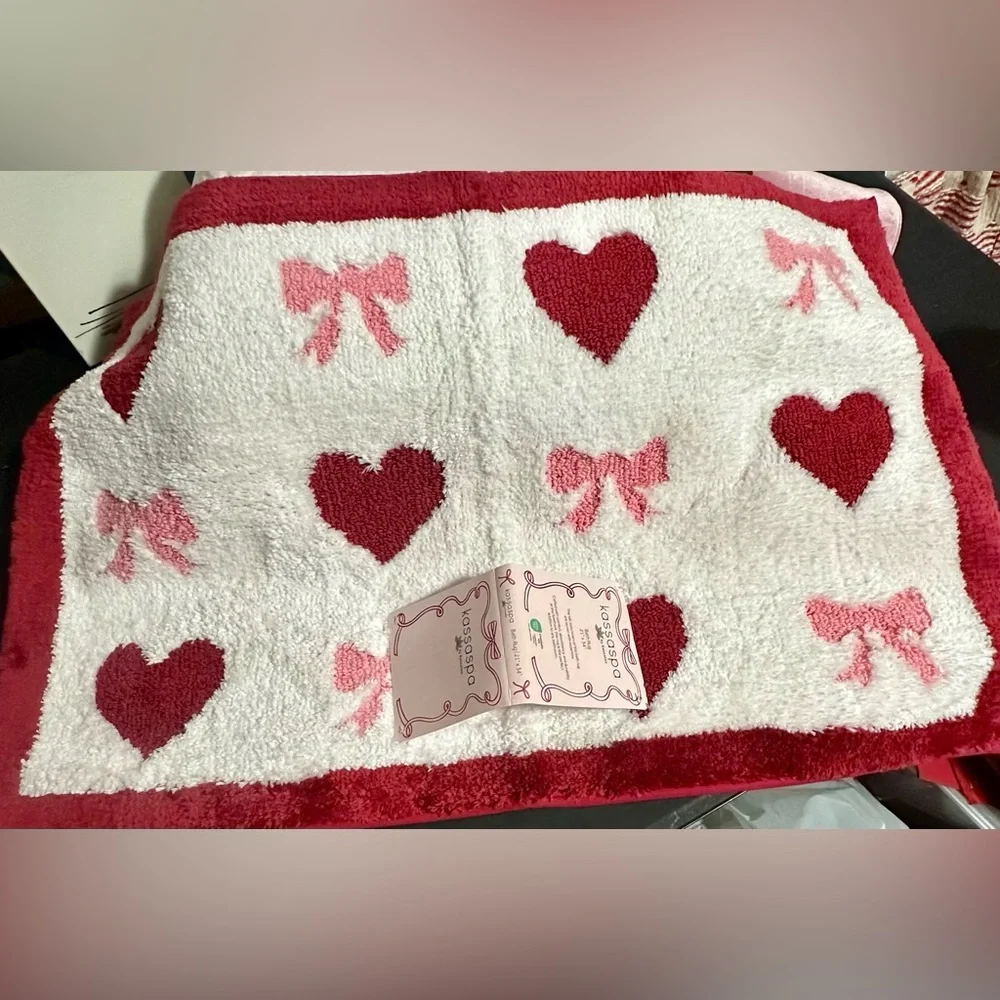Kassaspa by kassatex valentine’s bath rug with red hearts and pink bows